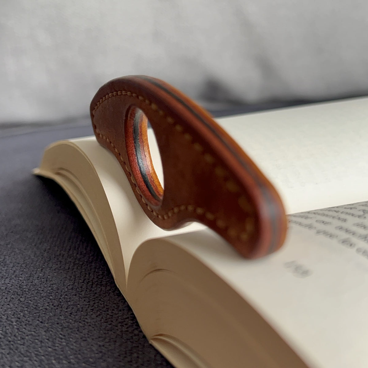 bague de lecture en cuir pour maintenir les pages personnalisable